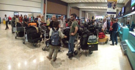 A l'aéroport avec tous les bagages - Copyright : C. Thébaud / IRD